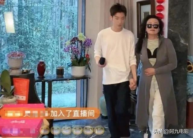 张兰直播模仿大S穿搭,卖胸贴、内衣外穿为带货毫无下限