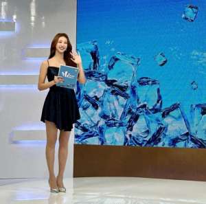 女主播长腿(极品美女主持人黑丝大长腿，太无敌了)