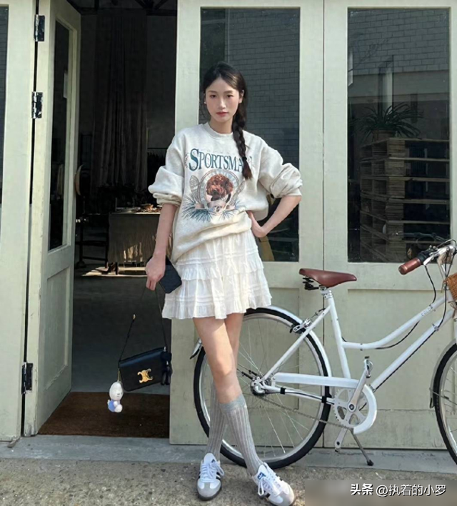 今年穿卫衣怎么搭才好看?学下面潮人搭这3种半裙,洋气又减龄