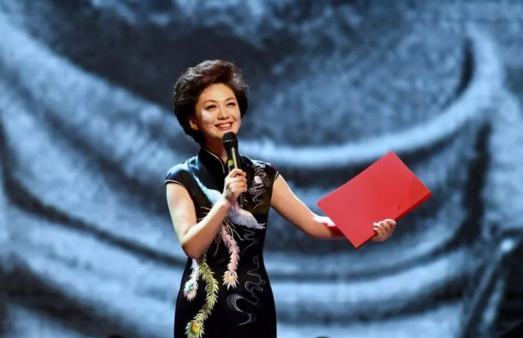 央视美女主播海霞,为练普通话嘴含石子,嫁给科学家幸福美满