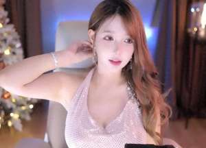 女主播衣服(尺度大开女主播米娜直播秀 “女王驾驭术”，网友刷屏直呼起飞)