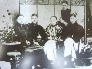 zvi喜女主播视频(一张“四大寇”老照片，无意中叩响了历史想象的扳机)