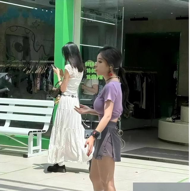 笑抽了!冯提莫成都秀胸,网友惊呼:审美大冲击