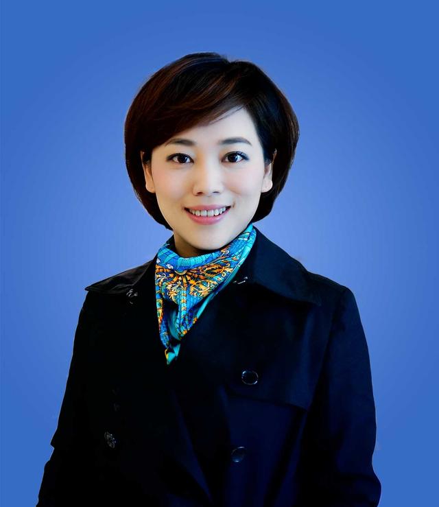 央视主持劳春燕:曾被传去世,与丈夫分居多年,年近半百仍似少女
