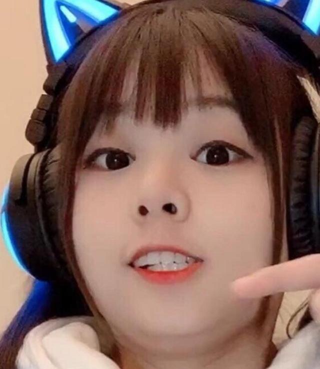 女主播靠呆萌外表人气飙升,路人照曝光后网友心碎表示:什么玩意