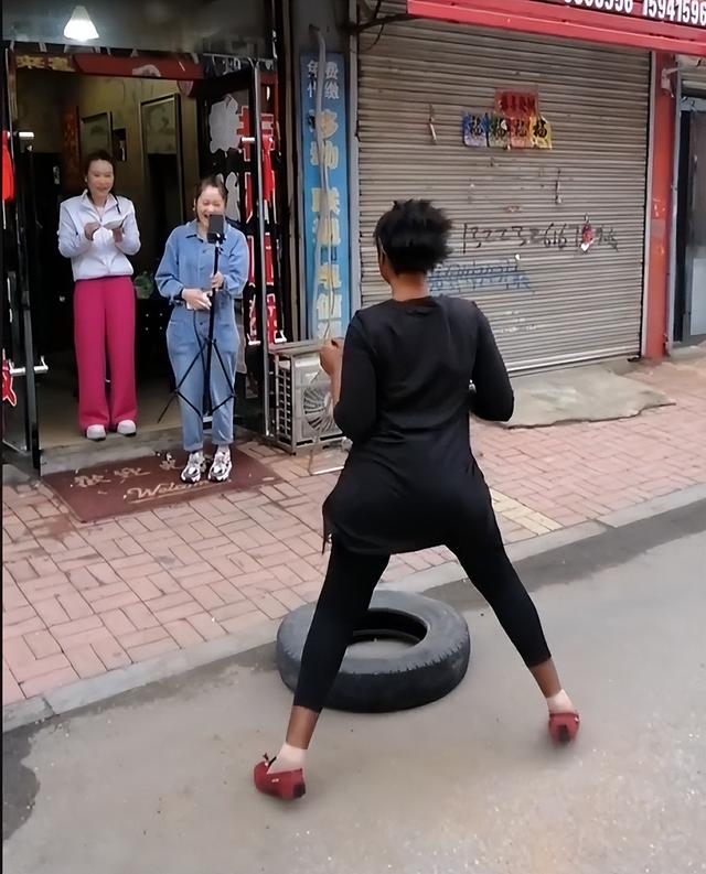 非洲姑娘嫁东北大叔,当上网红直播出轨,今带混血儿子回非洲生活