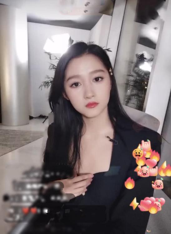关晓彤穿低胸装捂胸口上直播,娇羞又清纯,被拍探班鹿晗一同过夜
