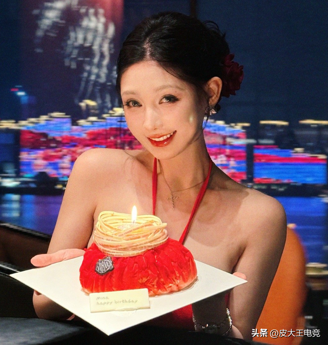 米娜停播数日后开播，身穿红色吊带现身新平台，直言自己不会退网