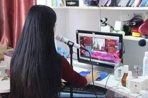 他打赏给女主播的一碗燕窝,是父母几个月的低保|贫困生为此已贷款十几万