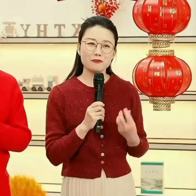 潇潇在河南给大家拜年,没想到,女主播是她第一个出现#与...