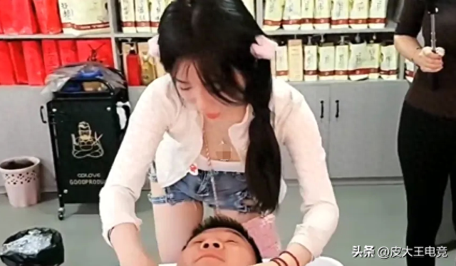 女主播现在这么卷了?前有呆妹儿光脚踩背,现有女主播跪式洗脚?