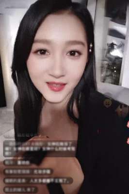 穿低胸装直播的女主播(关晓彤穿低胸装捂胸口上直播，娇羞又清纯，被拍探班鹿晗一同过夜)