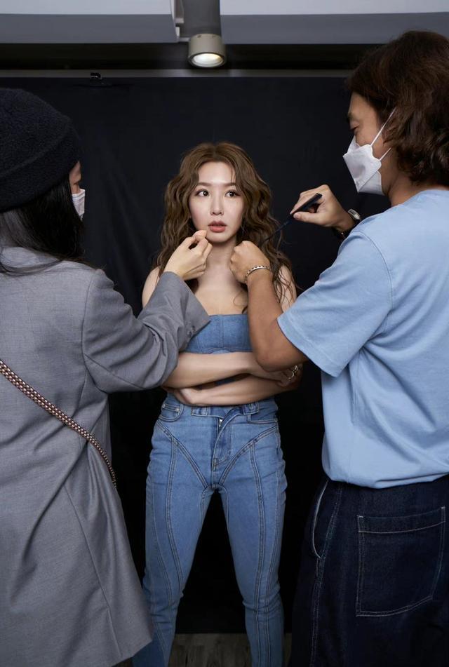 台湾女星上节目体验正骨,穿紧身衣多次走光,内衣被解仍配合演出