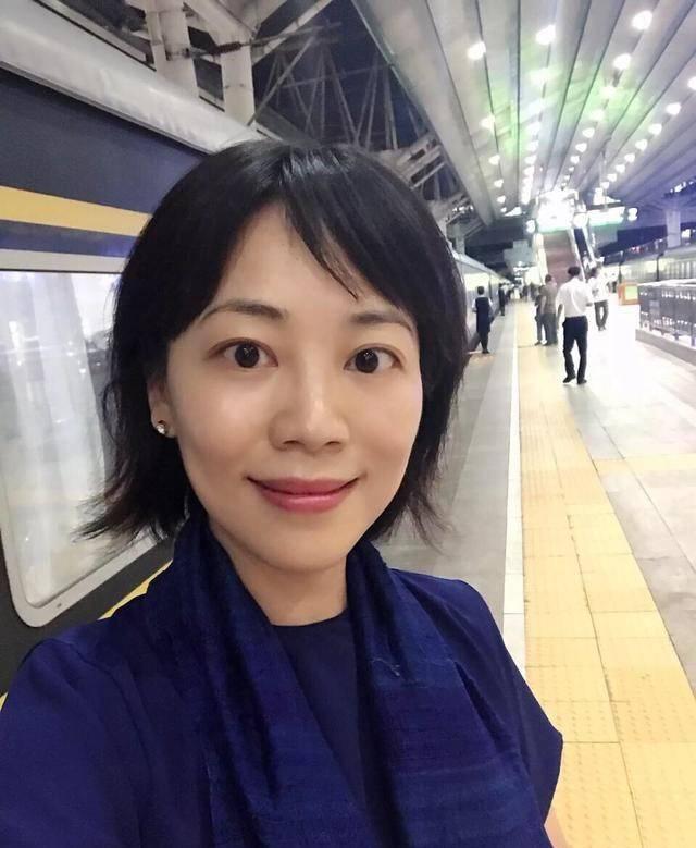 央视主持劳春燕:曾被传去世,与丈夫分居多年,年近半百仍似少女