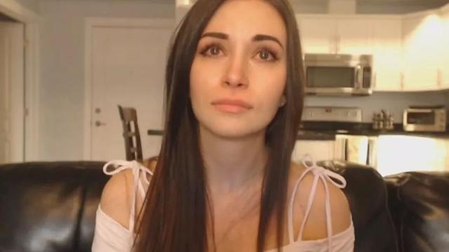 外国游戏女主播扔猫踹狗还喂酒?当事人道歉,网友却这样说......