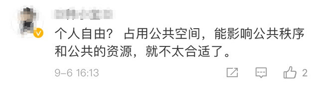 女主播光脚在广场爬行,网络直播不能没有底线