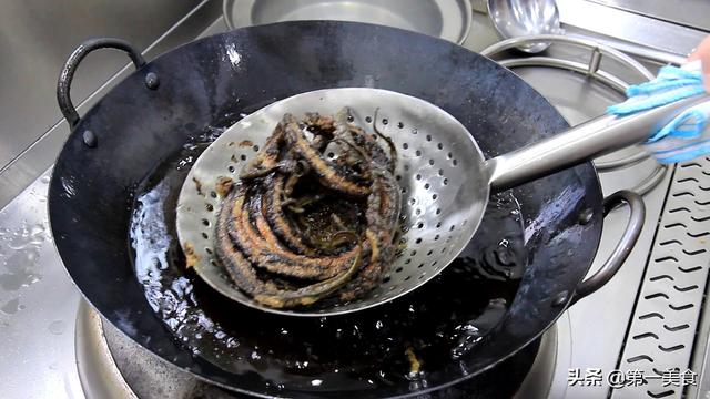 鳝鱼怎么做好吃又营养?厨师长教你2招,麻辣爽口,吃完还想吃
