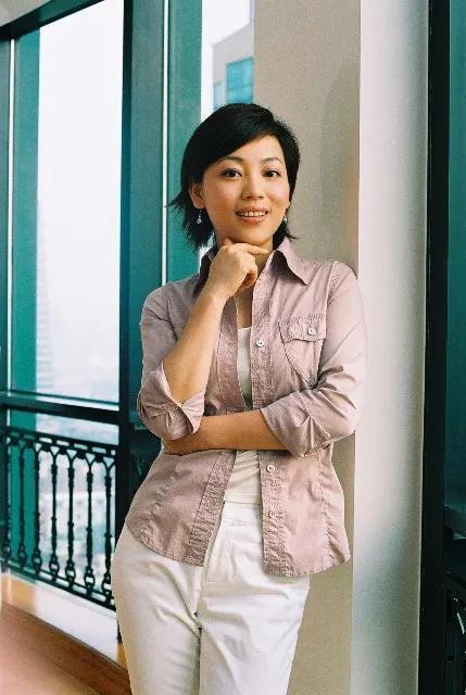 央视主持劳春燕:曾被传去世,与丈夫分居多年,年近半百仍似少女