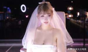 穿最少跳舞的女主播(米娜停播数日后开播，身穿红色吊带现身新平台，直言自己不会退网)