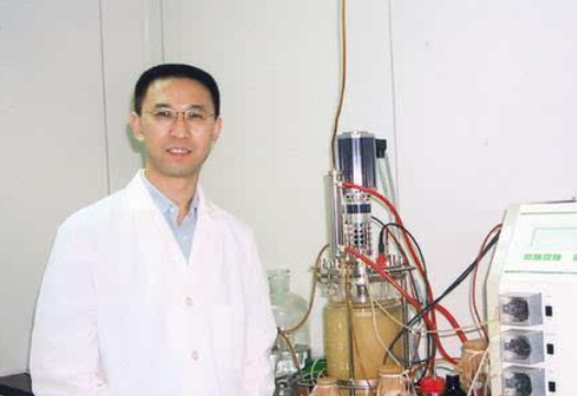 央视美女主播海霞,为练普通话嘴含石子,嫁给科学家幸福美满