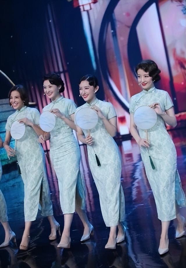 央视主持玩起“女团风”,朱迅站C位,9位女主持穿旗袍惊艳全场