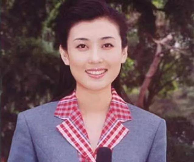 央视美女主持人李红：14岁辍学，18岁差点嫁人，今44岁风采依旧