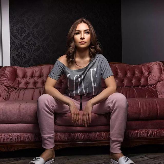 外国游戏女主播扔猫踹狗还喂酒?当事人道歉,网友却这样说......