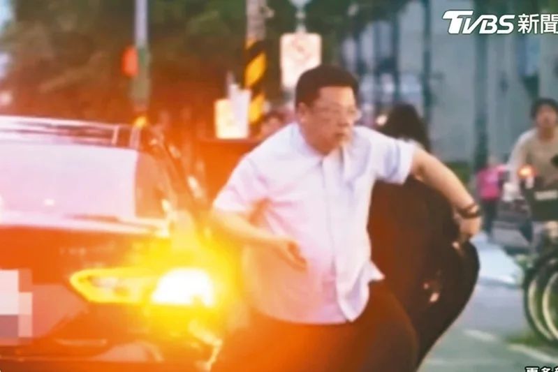台当局这个单位的公车，给了狗了