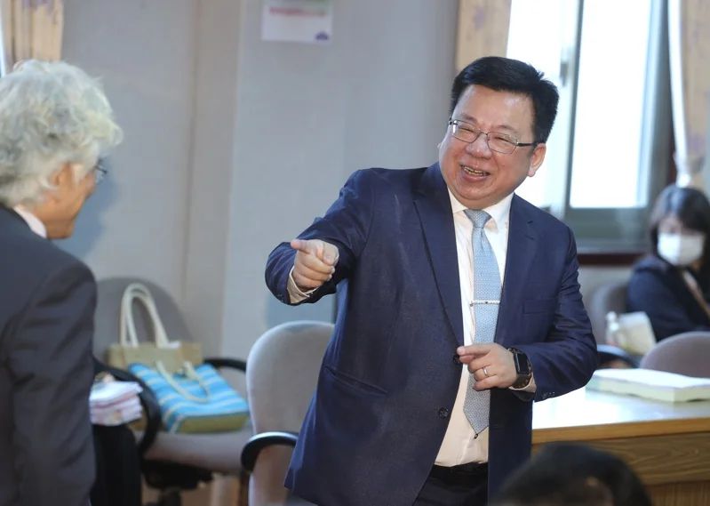 台当局这个单位的公车，给了狗了