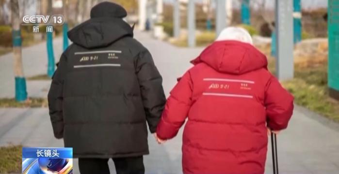 照亮老人回家路 这位民警8年送出3000多套防走失服