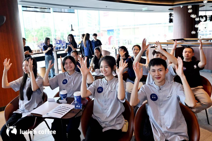 国际手语日，瑞幸这批“无声门店”迎来10位特殊的咖啡师