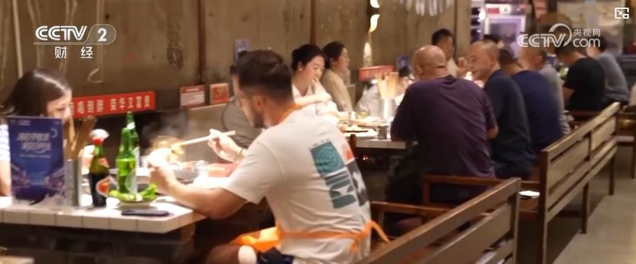 跨境游热度与消费力双攀升:双节入境客流创新高 “中国游 + 中国购” 热力迸发